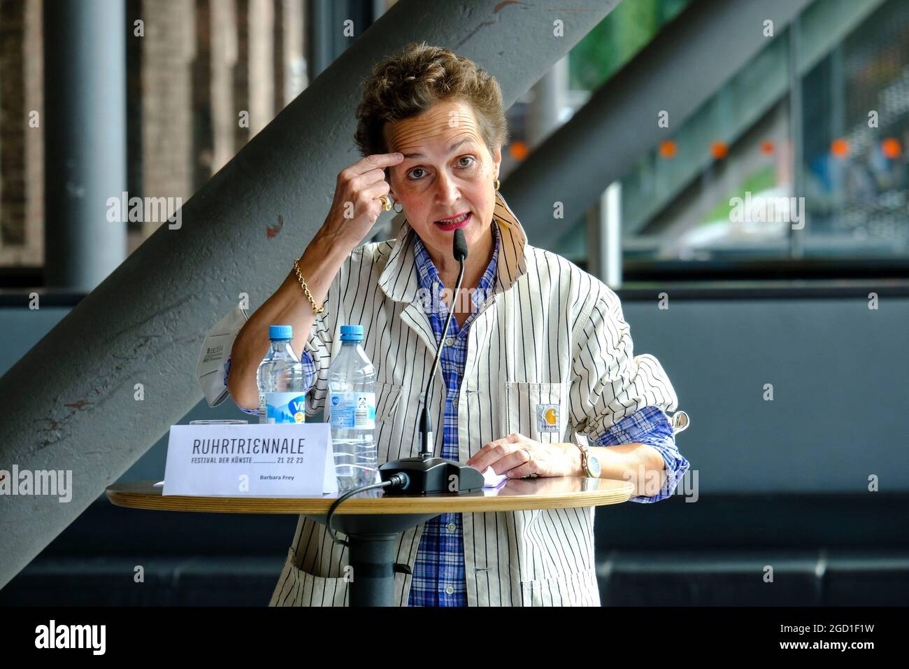 DEU, Deutschland, Nordrhein-Westfalen, Ruhrgebiet, Bochum, 10.08.2021: Die neue Intendantin Barbara Frey in der Pressekonferenz der Ruhrtriennale vor Stockfoto