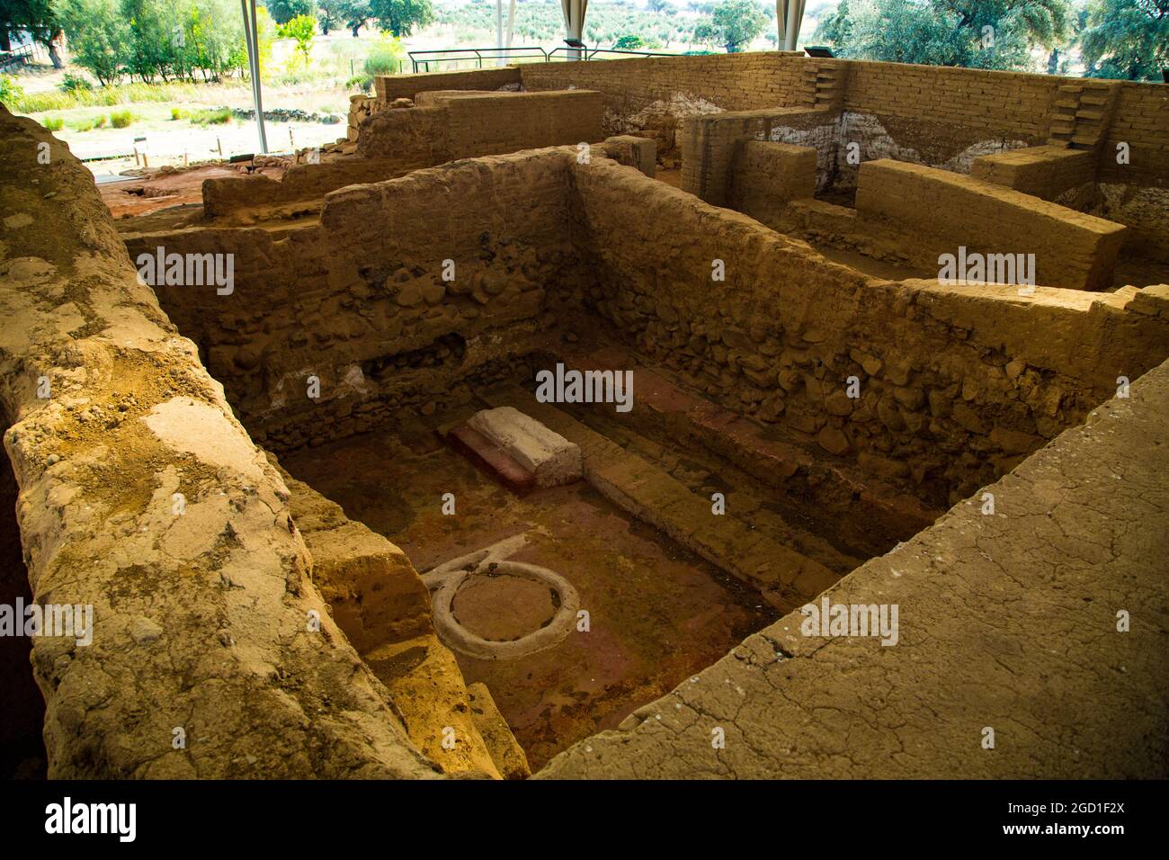 Mauern, Umgebung, Räume und Details der archäologischen Stätte des Tartessischen Tempels von Cancho Roano, mit Überresten von Atlantis Stockfoto