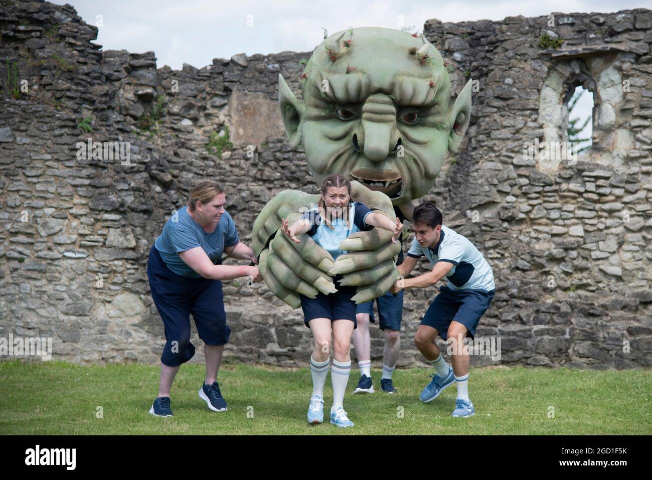 London, Großbritannien. August 2021. Die Besetzung von Our Teacher's A Troll von Dennis Kelly probt in den Ruinen der Lesnes Abbey und verwandelt es diesen Sommer in ein Open-Air-Theater. Die Show findet vom 11. Bis 22. August statt. Kredit: claire doherty/Alamy Live Nachrichten Stockfoto