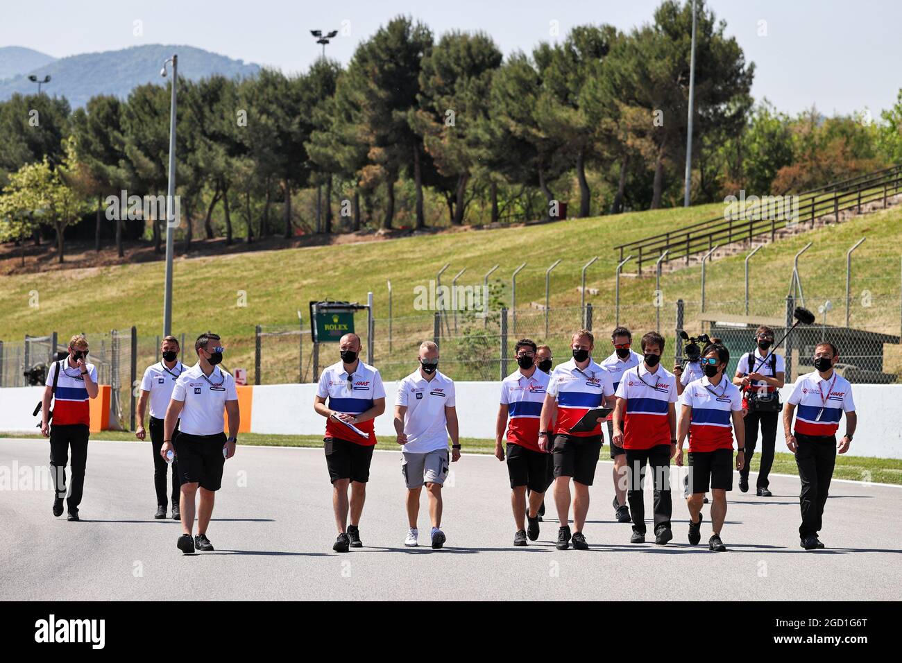 Nikita Mazepin (RUS) das Haas F1 Team geht mit dem Team auf der Rennstrecke. Großer Preis von Spanien, Donnerstag, 6. Mai 2021. Barcelona, Spanien. Stockfoto