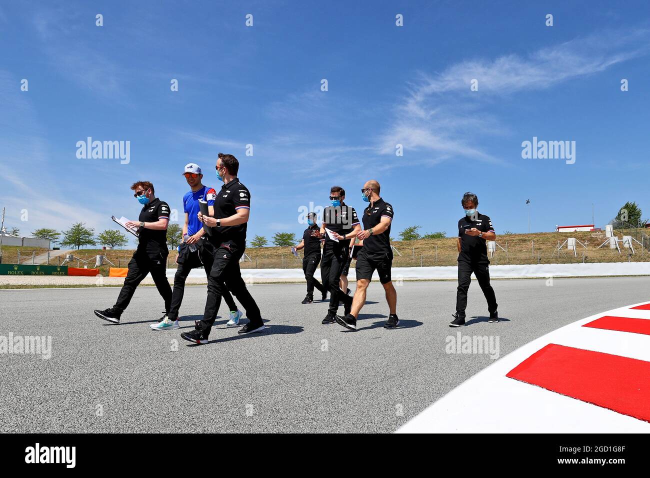 Das Esteban Ocon (FRA) Alpine F1 Team geht mit dem Team auf der Strecke. Großer Preis von Spanien, Donnerstag, 6. Mai 2021. Barcelona, Spanien. Stockfoto