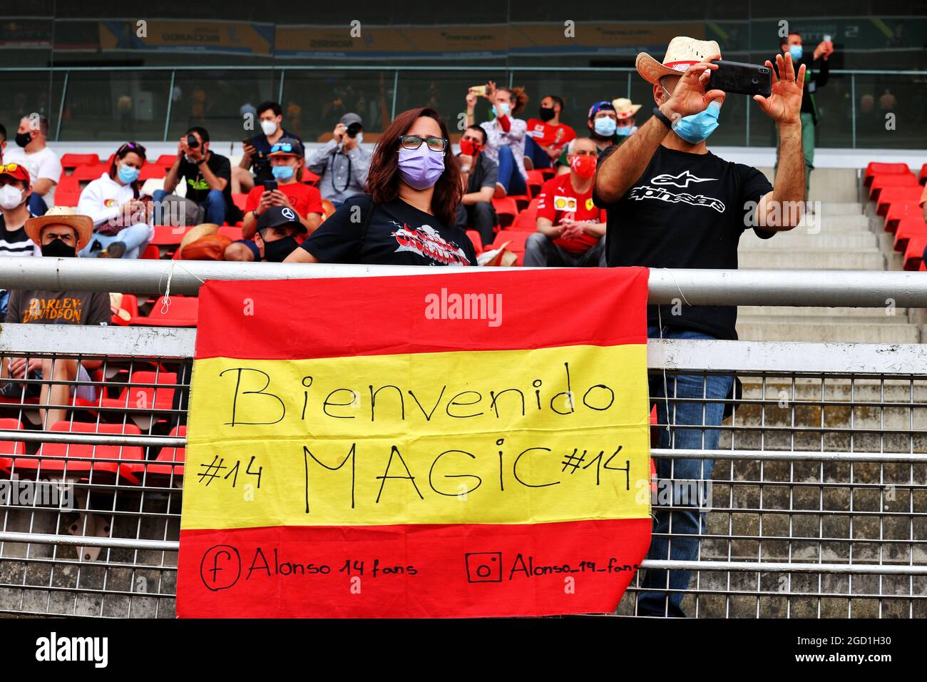 Atmosphäre auf der Rennstrecke - Fans des Fernando Alonso (ESP) Alpine F1 Teams. Großer Preis von Spanien, Sonntag, 9. Mai 2021. Barcelona, Spanien. Stockfoto