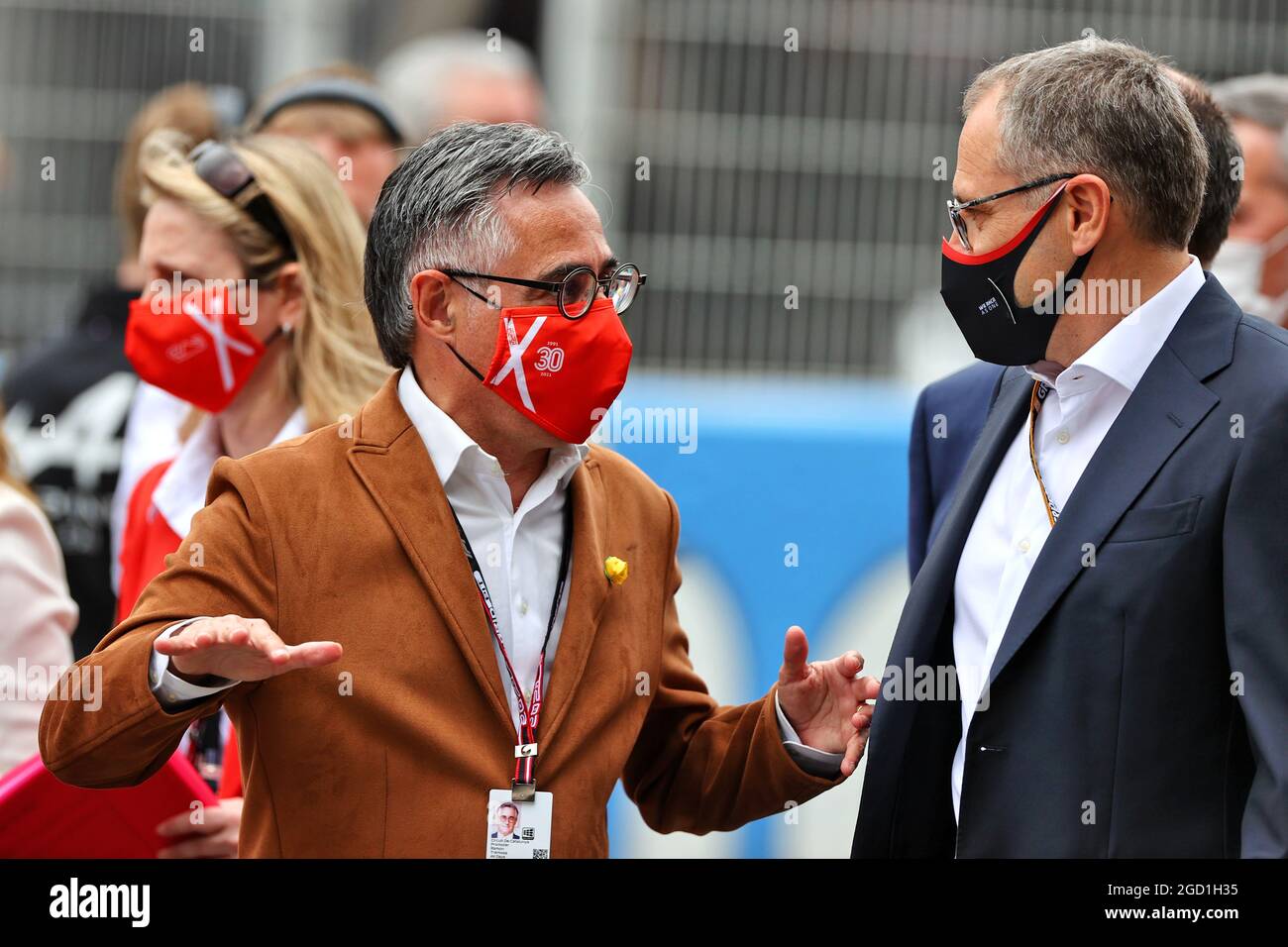 (L bis R): Ramon Tremosa (ESP), katalanischer Minister für Wirtschaft und Wissen und Präsident des Circuit de Barcelona-Catalunya, am Start mit Stefano Domenicali (ITA), Formel-1-Präsident und CEO. Großer Preis von Spanien, Sonntag, 9. Mai 2021. Barcelona, Spanien. Stockfoto