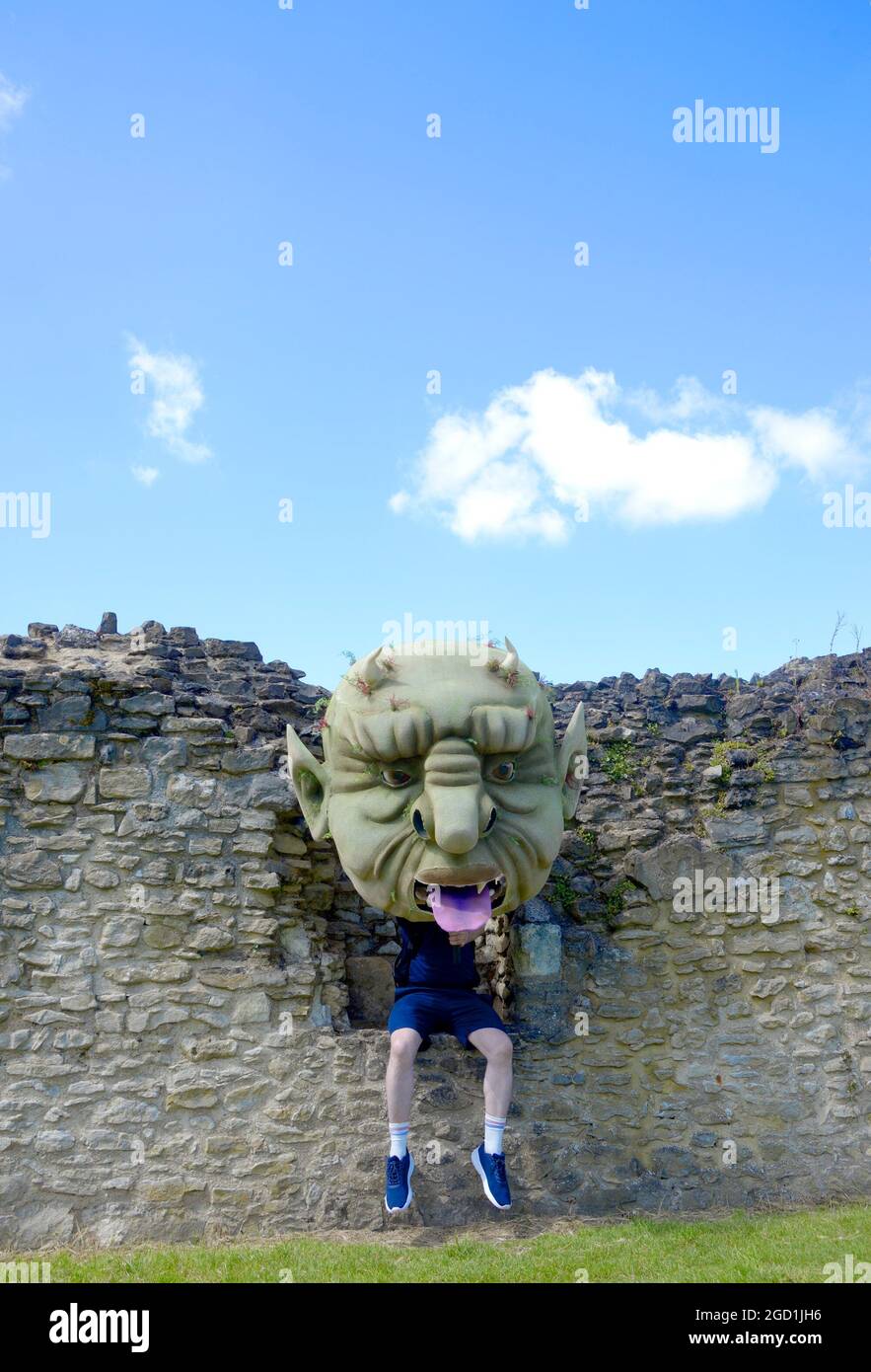 Abbey Wood, London, Großbritannien. August 2021. „Our Teacher's a Troll“ verwandelt die Ruinen der Abtei von Lesnes in ein Open-Air-Theater. Our Teacher's a Troll von Tony der preisgekrönte Schriftsteller Dennis Kelly (Matilda the Musical) verwandelt die atemberaubenden Ruinen der Abtei von Lesnes in diesem Sommer in ein Open-Air-Theater. Zwei fürchterliche Zwillinge, Sean und Holly, mit einem Talent für Aufruhr, beherrschen ihre Schule mit Terror und Tyrannei - bis zur Ankunft eines neuen Lehrers mit schuppiger Haut, knarrigen Reißzähne und einem spitzen Schwanz. Quelle: Phil Robinson/Alamy Live News Stockfoto