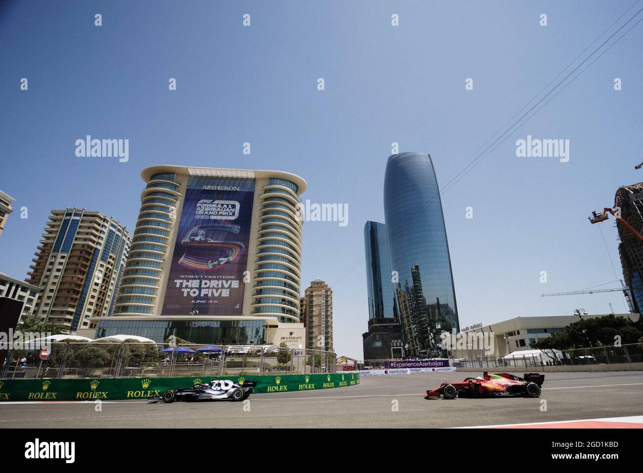 Pierre Gasly (FRA) AlphaTauri AT02 führt Charles Leclerc (MON) Ferrari SF-21 an. Großer Preis von Aserbaidschan, Freitag, 4. Juni 2021. Baku City Circuit, Aserbaidschan. Stockfoto