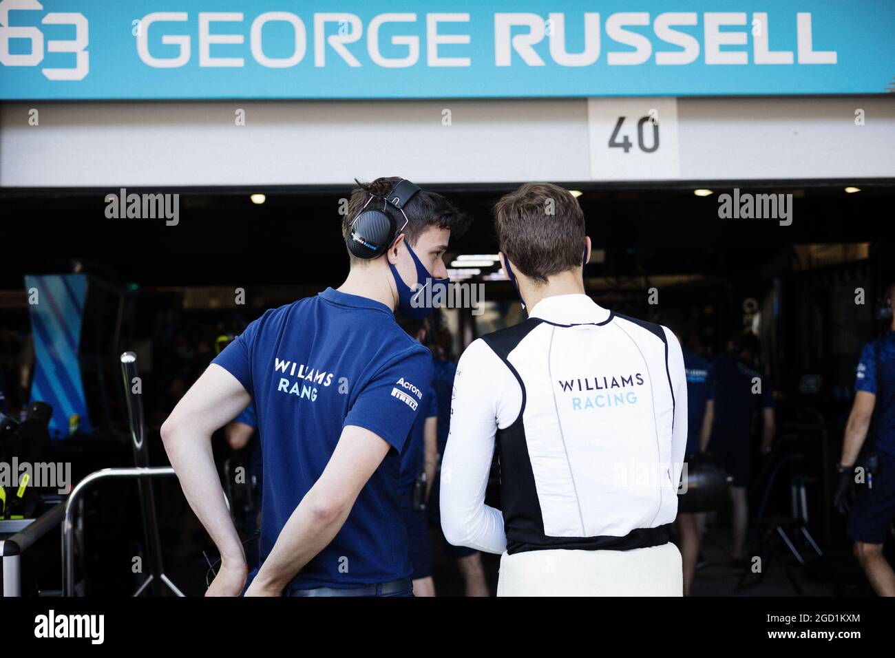 George Russell (GBR) beobachtet, wie sein Williams Racing FW43B vor dem Qualifying repariert wird. Großer Preis von Aserbaidschan, Samstag, 6. Juni 2021. Baku City Circuit, Aserbaidschan. Stockfoto