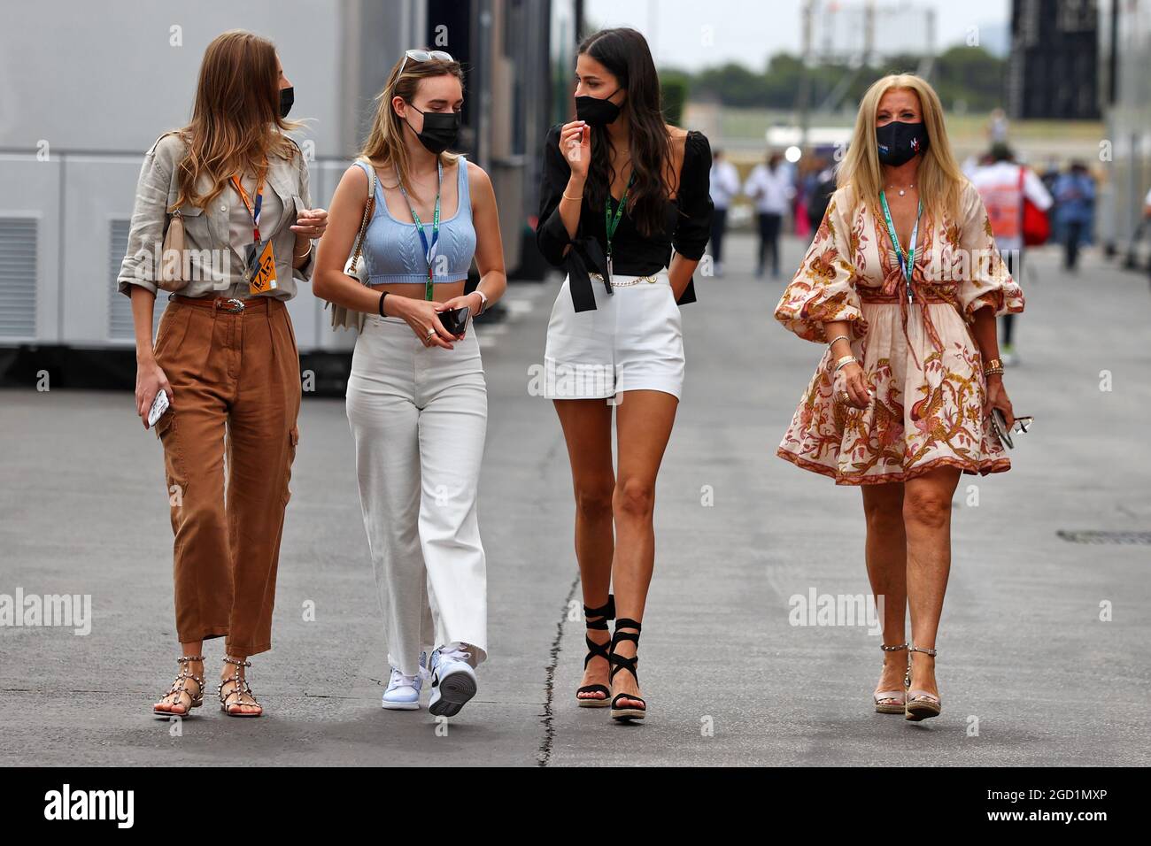 (L bis R): Sara Pagliaroli, Freundin von Lance Stroll (CDN) Aston Martin F1 Team; Elena Berri (ITA), Freundin von Esteban Ocon (FRA) Alpine F1 Team; Sandra Dziwiszek (POL); und Marilena Latifi, Freundin und Mutter von Nichola Latifi (CDN) Williams Racing. Großer Preis von Frankreich, Samstag, 19. Juni 2021. Paul Ricard, Frankreich. Stockfoto