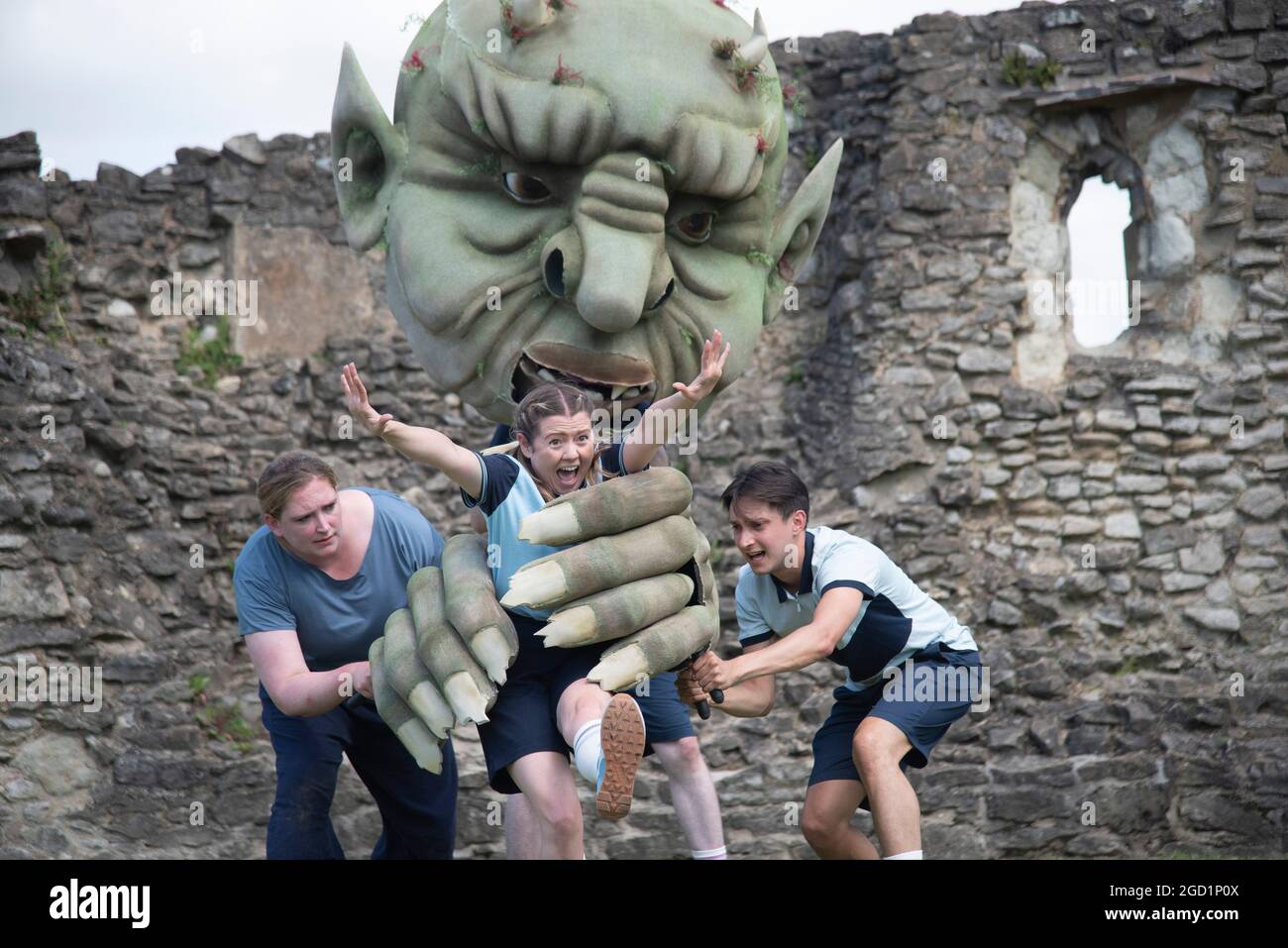 London, Großbritannien. August 2021. Die Besetzung von Our Teacher's A Troll von Dennis Kelly probt in den Ruinen der Lesnes Abbey und verwandelt es diesen Sommer in ein Open-Air-Theater. Die Show findet vom 11. Bis 22. August statt. Kredit: claire doherty/Alamy Live Nachrichten Stockfoto