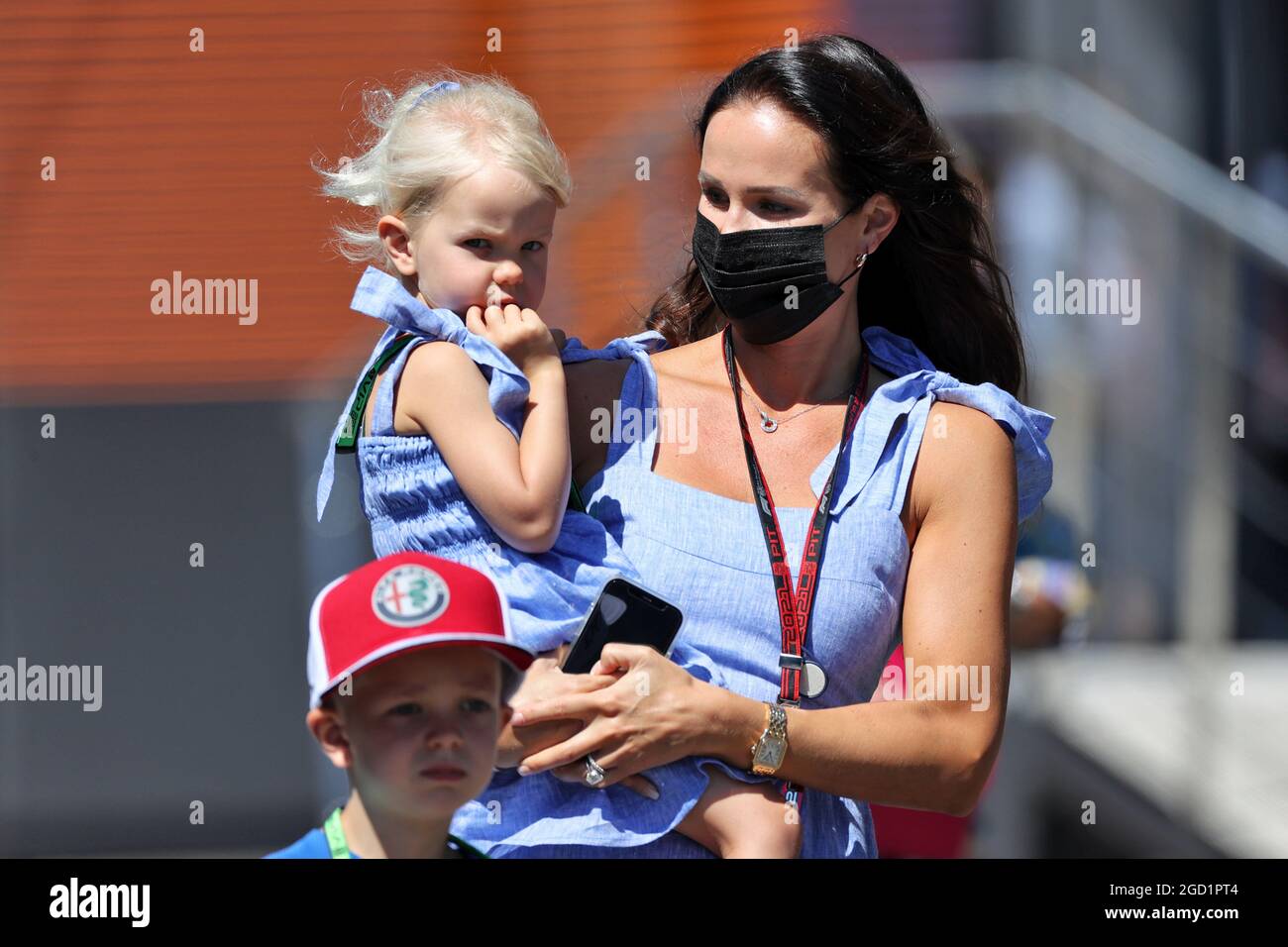 Minttu Räikkönen (FIN) mit ihren Kindern Robin und Rianna. Großer Preis von Österreich, Samstag, 3. Juli 2021. Spielberg, Österreich. Stockfoto