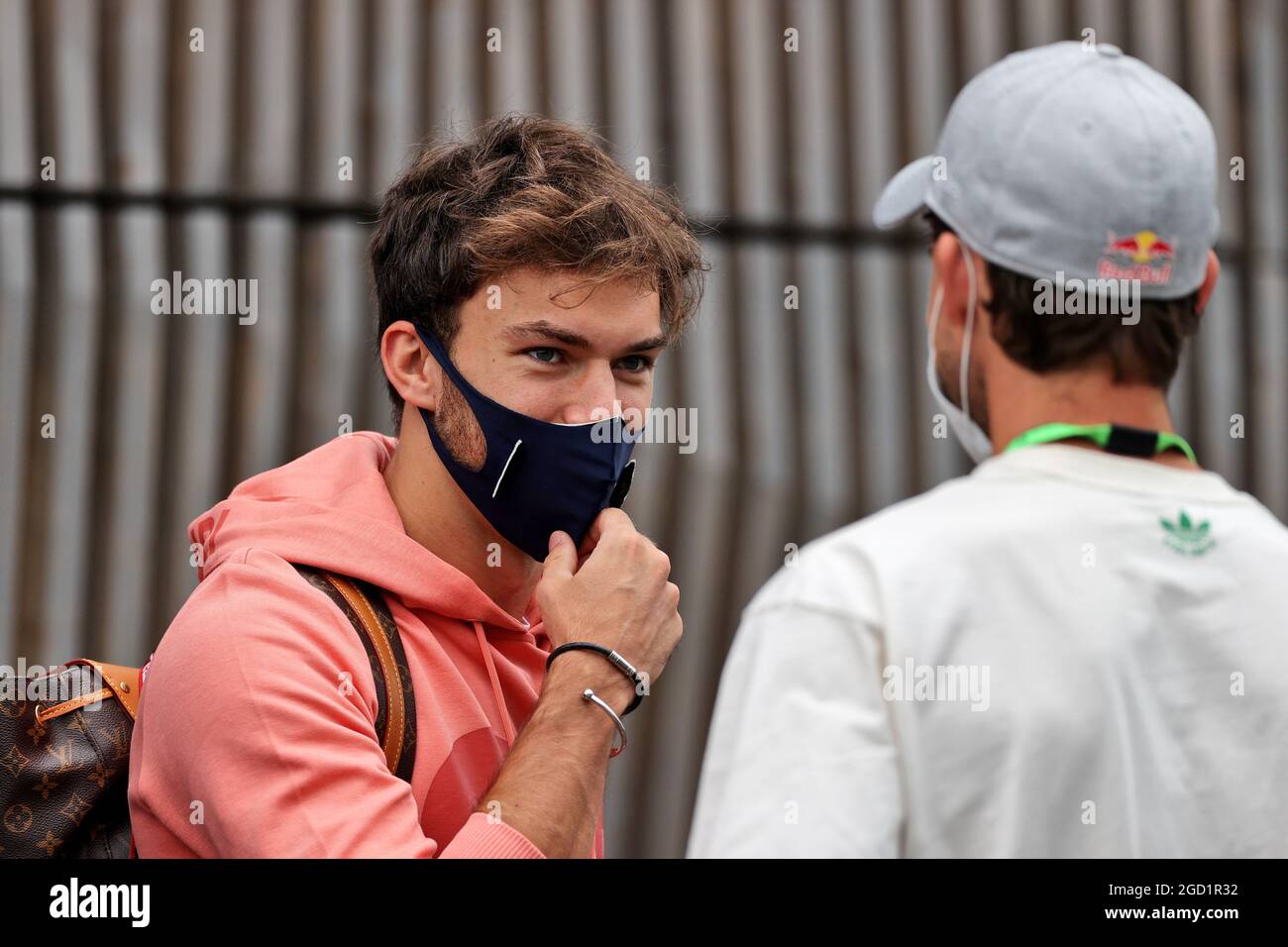 (L bis R): Pierre Gasly (FRA) AlphaTauri mit Dominic Thiem (AUT) Tennisspieler. Großer Preis von Österreich, Sonntag, 4. Juli 2021. Spielberg, Österreich. Stockfoto