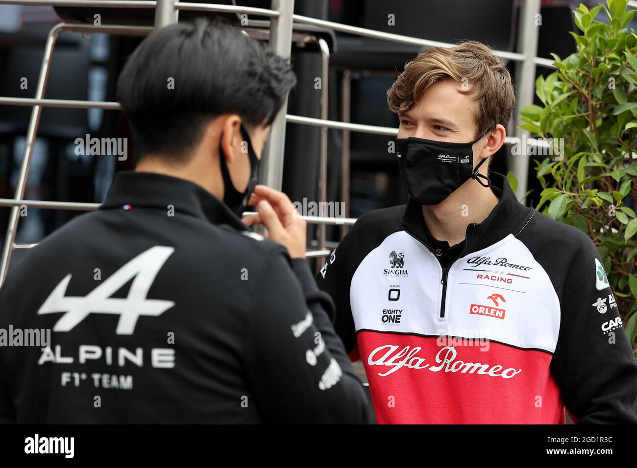 (L bis R): Guanyu Zhou (CHN) Alpine F1 Team Testfahrer mit Callum Ilott (GBR) Alfa Romeo Racing Reserve Fahrer. Großer Preis von Österreich, Sonntag, 4. Juli 2021. Spielberg, Österreich. Stockfoto