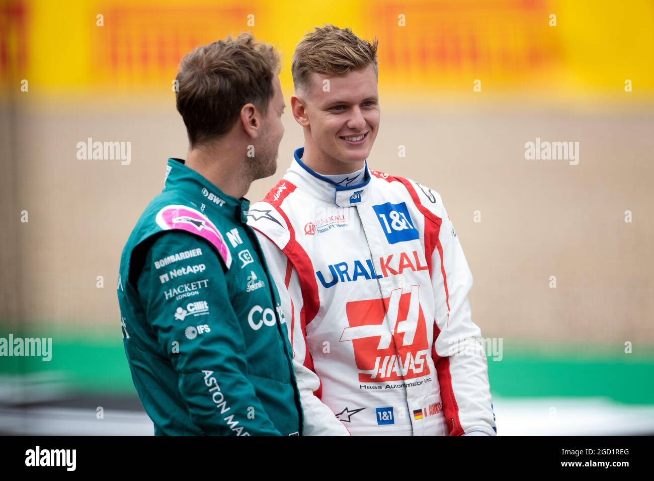 (L bis R): Sebastian Vettel (GER) Aston Martin F1 Team und Mick Schumacher (GER) Haas F1 Team - 2022 Car Launch. Großer Preis von Großbritannien, Donnerstag, 15. Juli 2021. Silverstone, England. Stockfoto