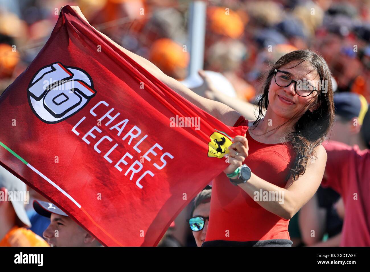 Circuit Atmosphäre - Fans in der Tribüne - Charles Leclerc (MON) Ferrari-Fan. Großer Preis von Ungarn, Samstag, 31. Juli 2021. Budapest, Ungarn. Stockfoto