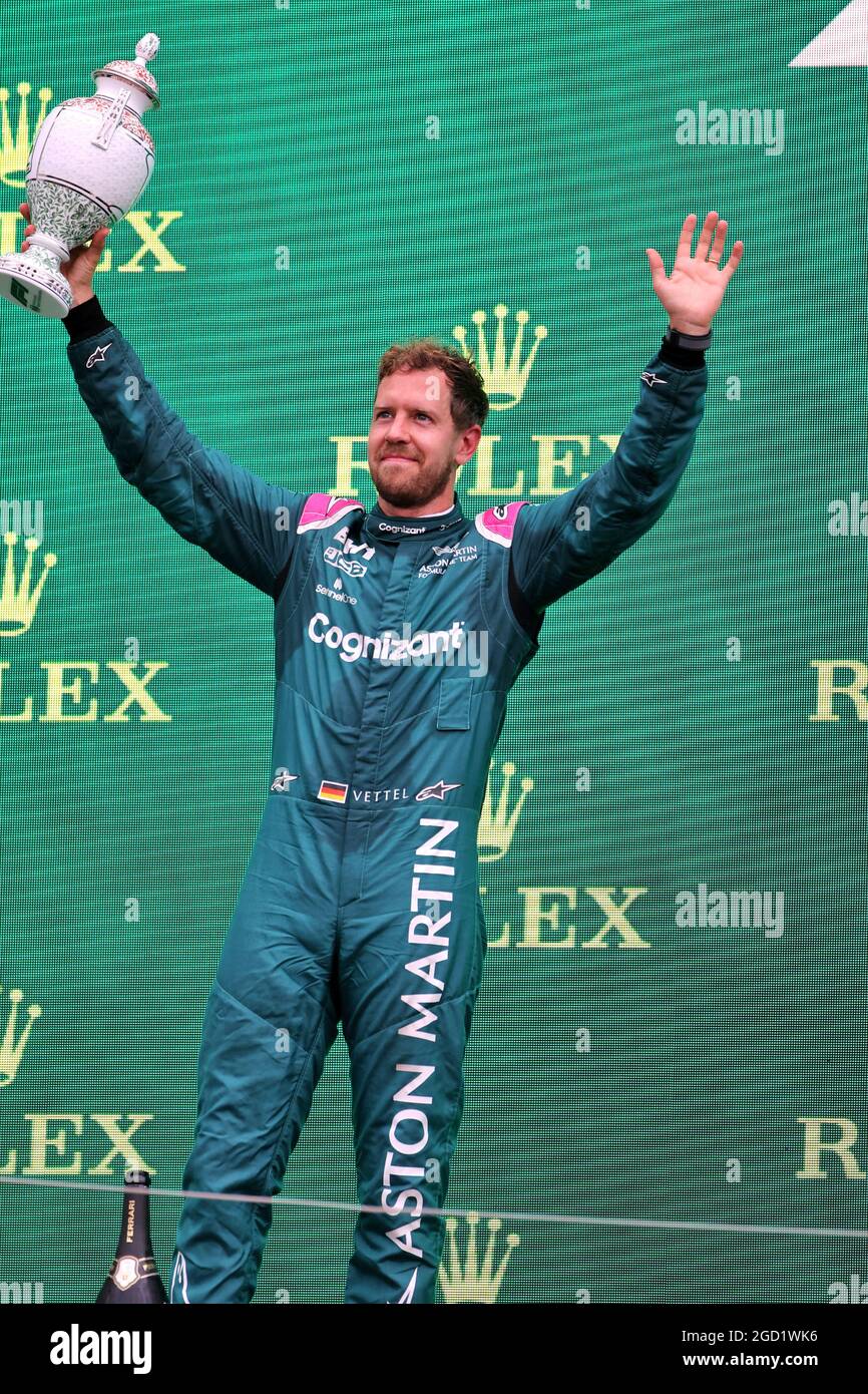 Sebastian Vettel (GER) das Aston Martin F1 Team feiert seinen zweiten Podiumsplatz. Großer Preis von Ungarn, Sonntag, 1. August 2021. Budapest, Ungarn. Stockfoto