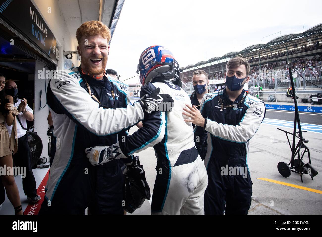 George Russell (GBR) Williams Racing feiert den neunten Platz mit dem Team. Großer Preis von Ungarn, Sonntag, 1. August 2021. Budapest, Ungarn. Stockfoto