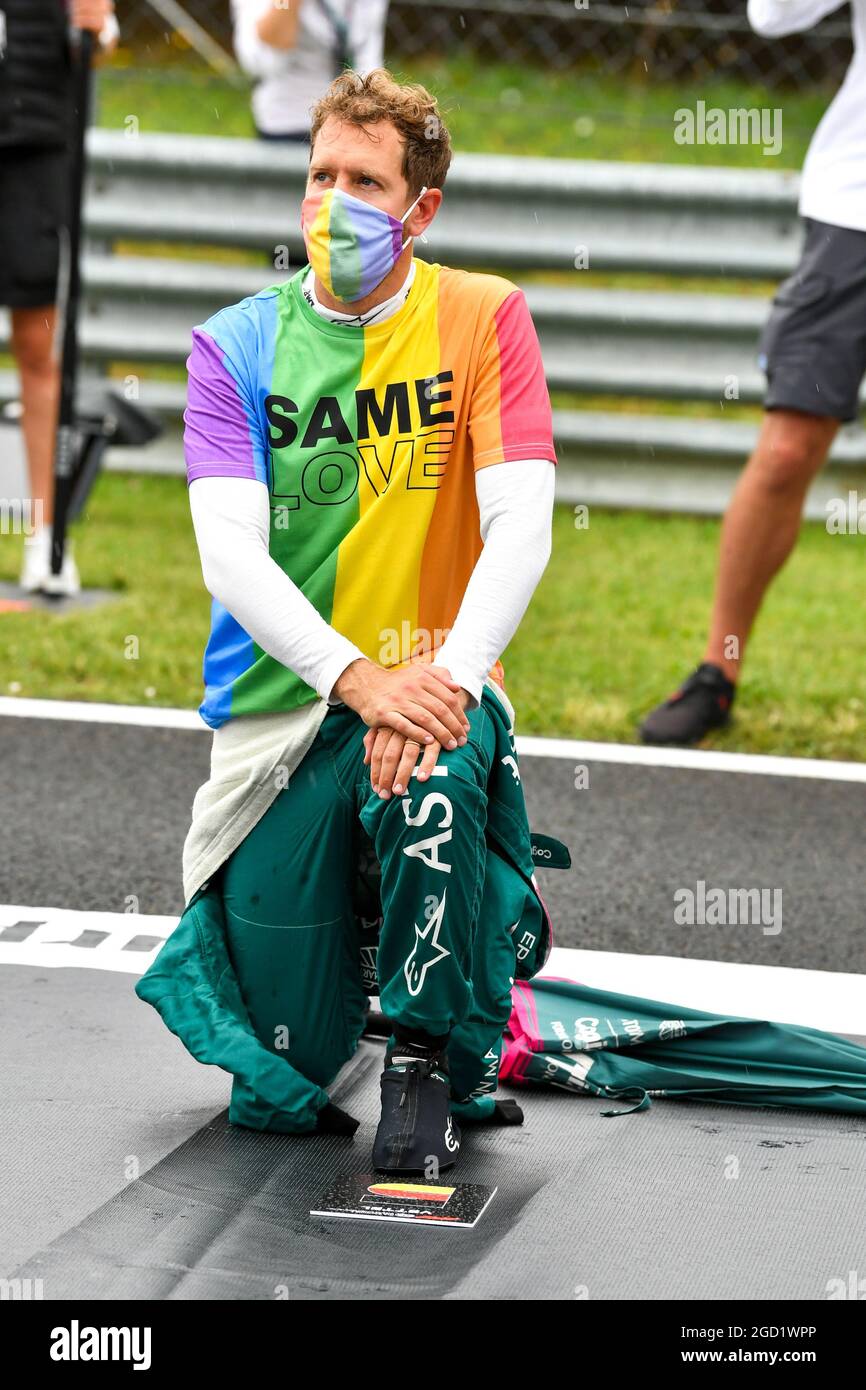 Sebastian Vettel (GER) Aston Martin F1 Team an der Startaufstellung. Großer Preis von Ungarn, Sonntag, 1. August 2021. Budapest, Ungarn. FIA Pool-Bild nur zur redaktionellen Verwendung Stockfoto