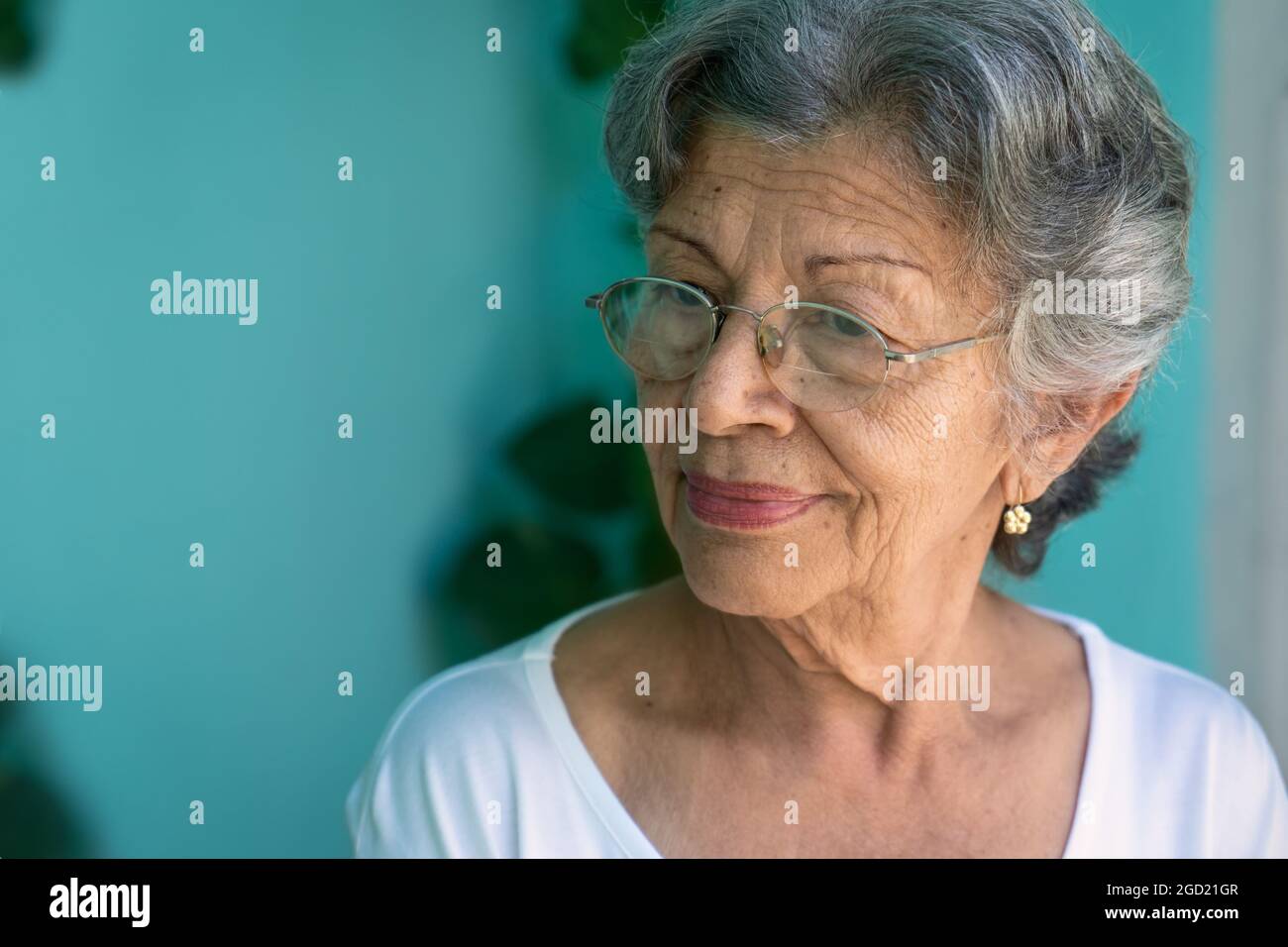 Foto einer alten Frau mit Brille. Ihre Haut ist zerknittert und ihre Haare sind grau Stockfoto