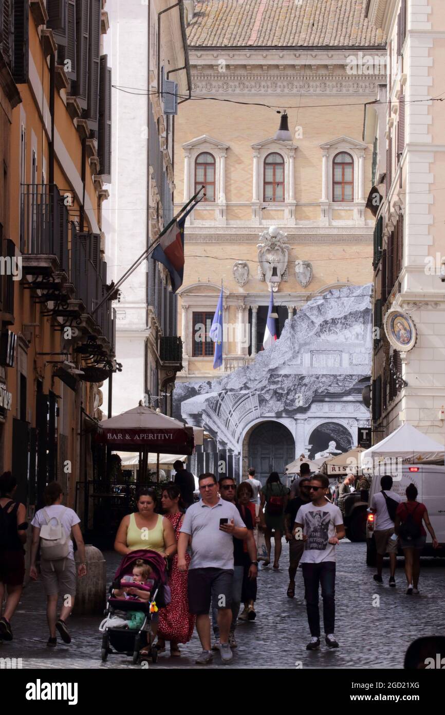 Rom, Italien, 10. August 2021 - an der Fassade des Palazzo Farnese in Rom, Französische Botschaft, Kunstinstallation der französischen Straße artis JR (Jean Rene) © Evandro Inetti via ZUMA Wire) (Bildnachweis: © Evandro Inetti/ZUMA Press Wire) Stockfoto