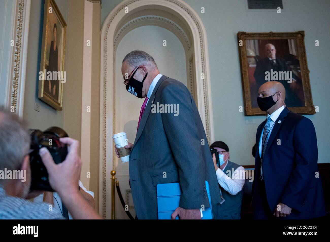 Der Mehrheitsführer des US-Senats, Chuck Schumer (Demokrat von New York), trifft am Dienstag, den 10. August 2021, im US-Kapitol in Washington DC ein. Es wird erwartet, dass der Senat heute über die endgültige Verabschiedung des überparteilichen Gesetzes über Investitionen und Arbeitsplätze in Infrastruktur (H.R. 3684) abstimmen wird. Kredit: Rod Lamkey/CNP /MediaPunch Stockfoto