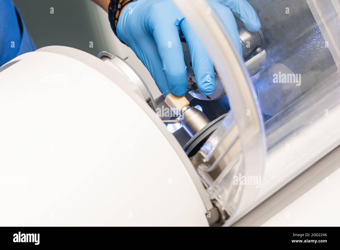 CAD CAM Dental Computer-Aided Maschine. Digitales modernes Dentallabor für Prothesen und Kronen-Fräsen Stockfoto