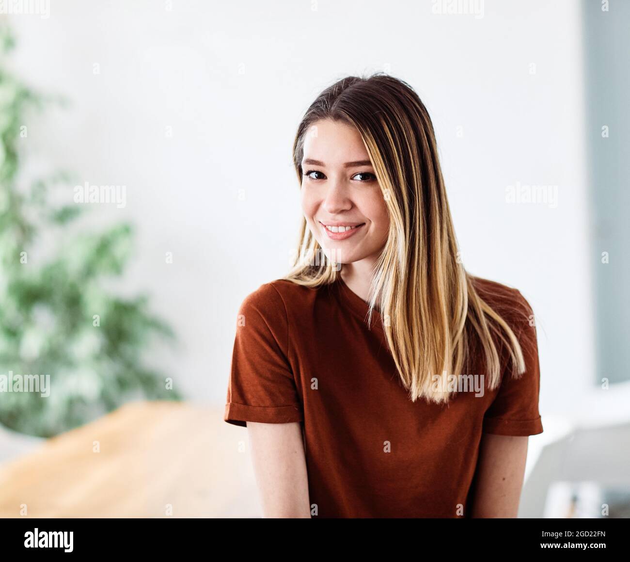 Junge Frau Mädchen Porträt lächelnd schöne Frau glücklich Schönheit attraktive Innenräume Büro Geschäft Stockfoto