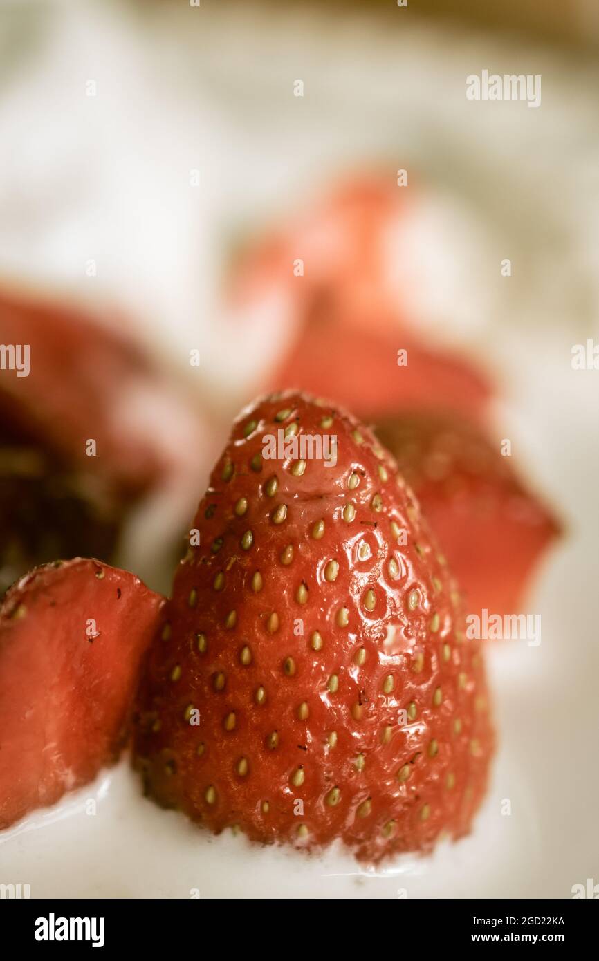 Eine Nahaufnahme in satter Farbe von Erdbeeren und Eis. Stockfoto