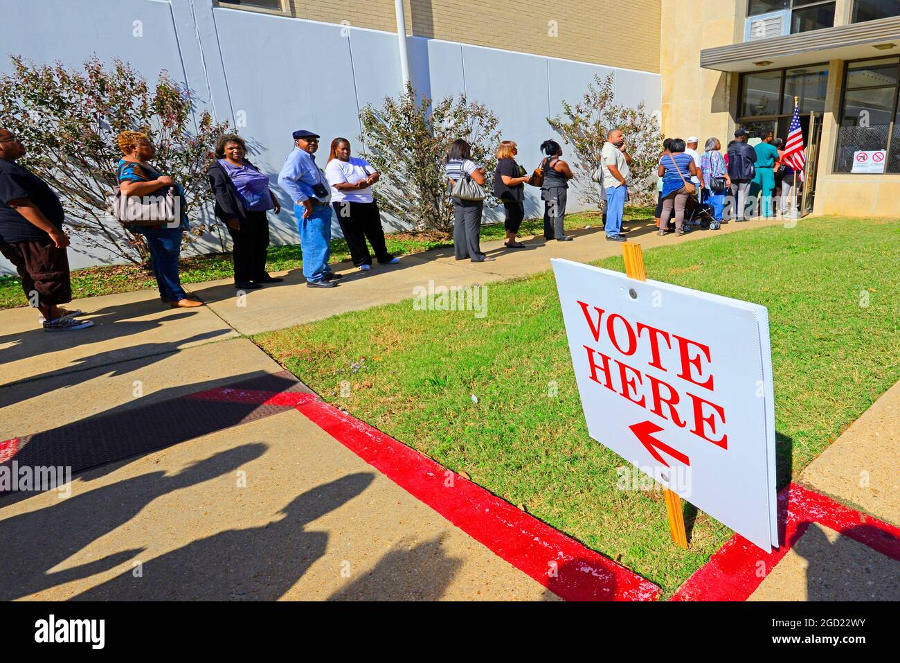Afro-amerikanische schwarze Wähler stehen an der Abstimmung über die US-Wahl in Georgien Stockfoto