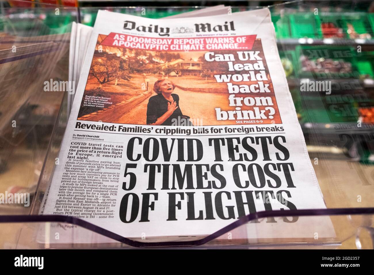 „Covid testet 5-fache Flugkosten“ und Klimawandel „kann Großbritannien die Welt vom Abgrund zurückführen?“ Daily Mail Zeitung Schlagzeile Titelseite 2021 London UK Stockfoto