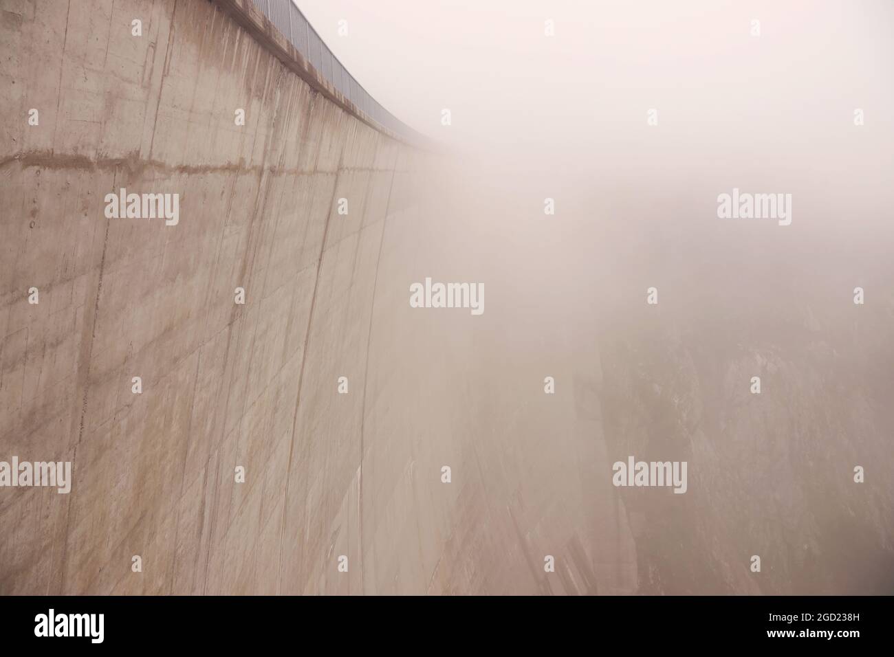 Staumauer von Kölnbreinsperre im dichten Nebel Ort: Kölnbreinsperre, Steiermark, Österreich, August 2021 Stockfoto
