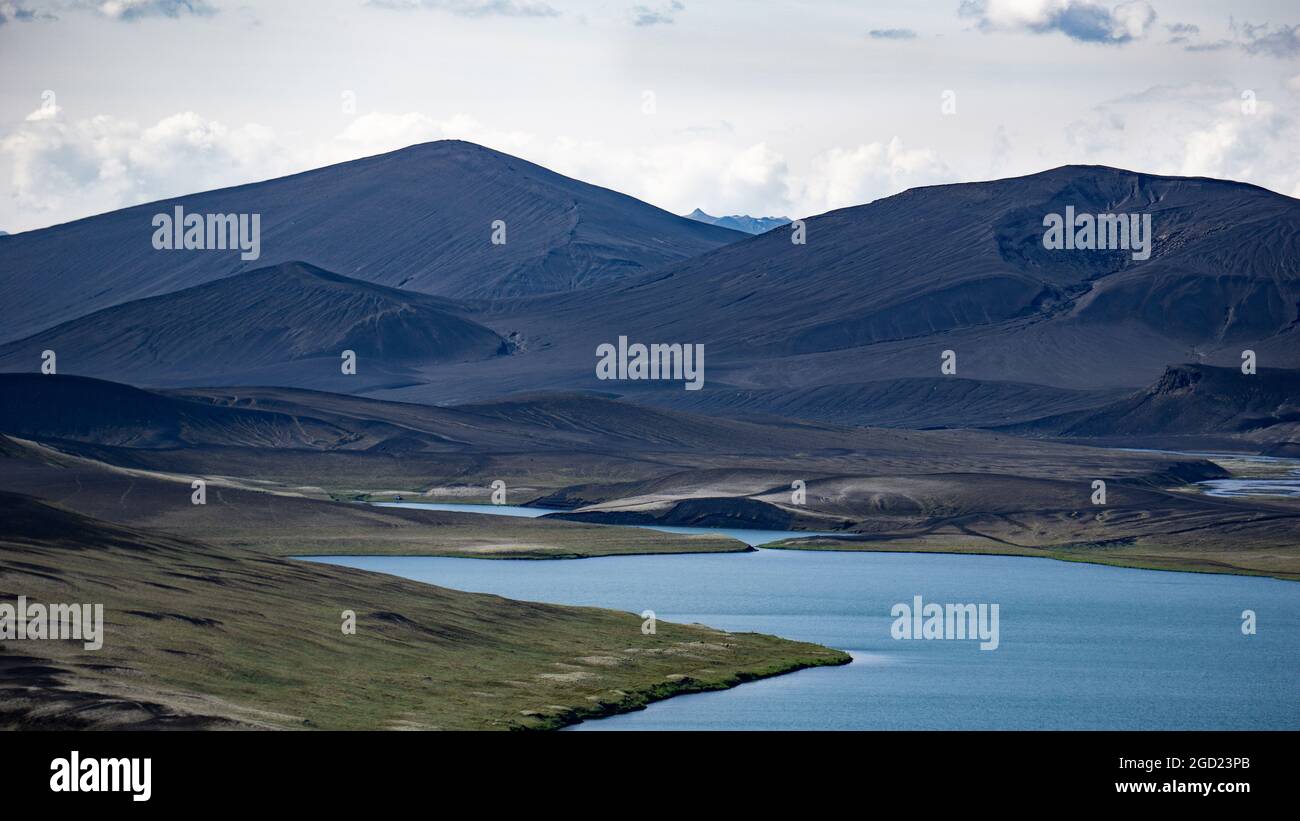 Vulkanische Landschaft nahe dem See Þórisvatn, hoch oben im zentralen Hochland Islands Stockfoto