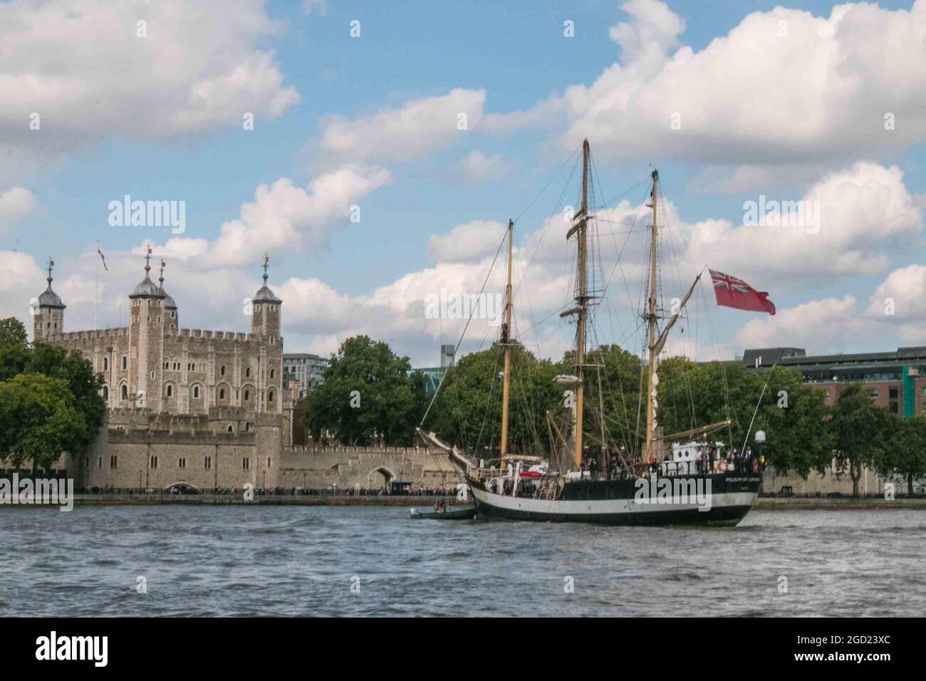 London UK Dienstag 10 August 2021 London UK das Schiff, der 'Pelican of London', ist einzigartig unter den Square Riggers. Ihre Rumpfform wurde von den französischen Elite-Clippern des späten 19. Jahrhunderts abgeleitet, mit einem Längen-zu-Breiten-Verhältnis von 5:1, einem ausgestellten Bug, feinem Einstieg und Lauf. Auf dem Weg durch die Tower Bridge Paul Quezada-Neiman/Alamy Live News Stockfoto