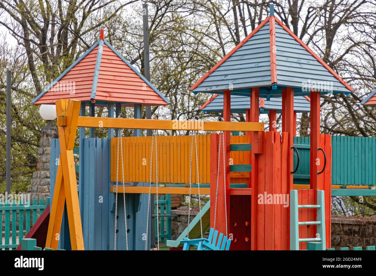 Bunte hölzerne Spielplatzstruktur Castle Towers für Kinder Stockfoto