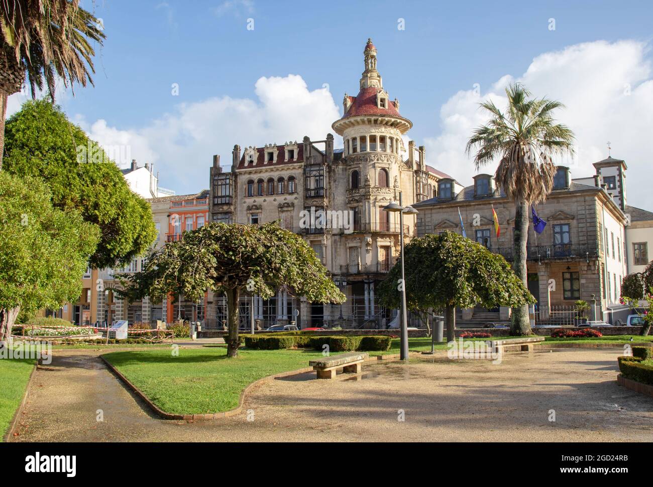 RIBADEO, SPANIEN - 4. Oktober 2020: Torre de los Moreno und Rathausgebäude an der Plaza de Espana im Stadtzentrum von Ribadeo, Lugo, Galicien, Stockfoto