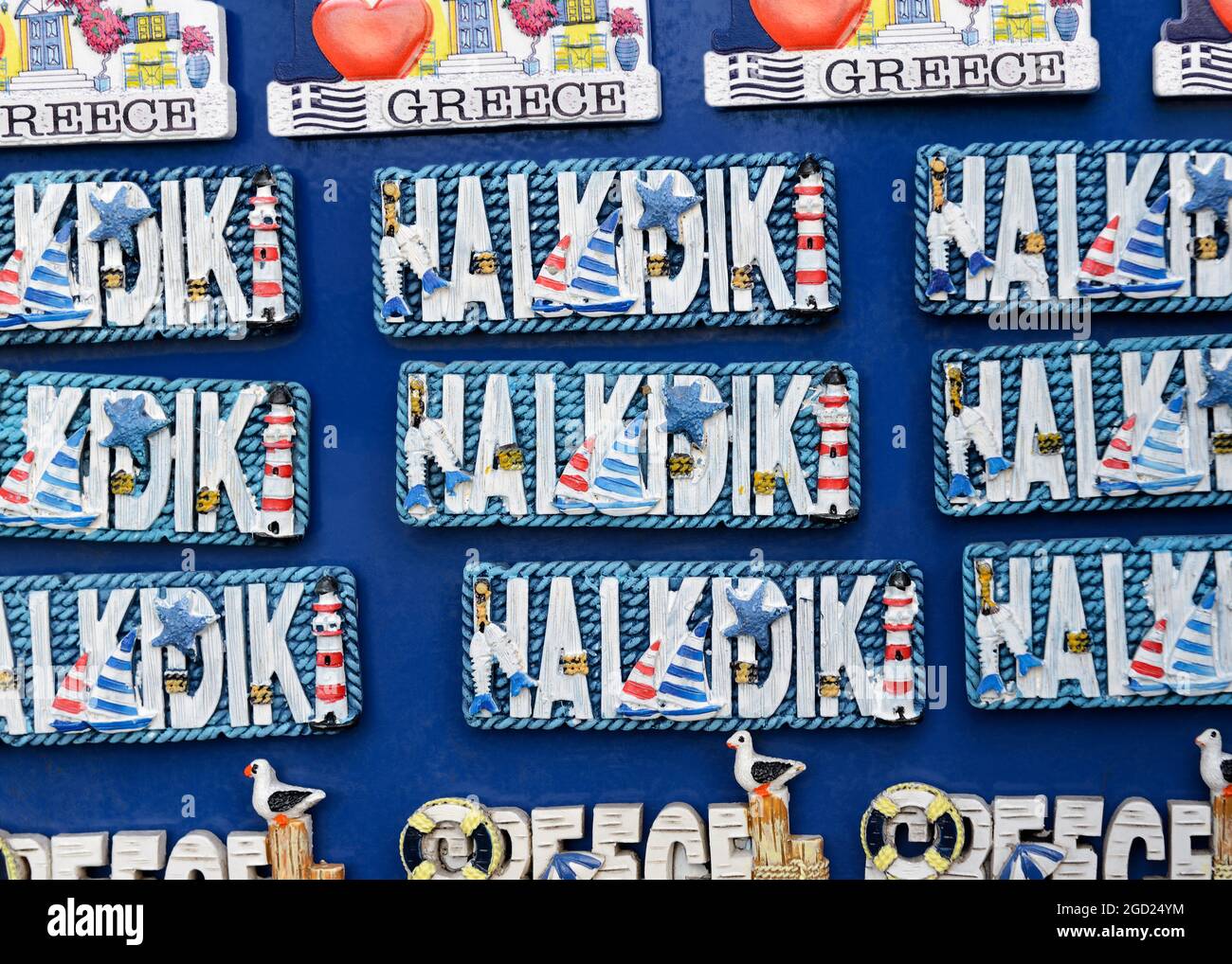 Souvenir-Kühlschrankmagnete an einem Straßenstand. Chalkidiki, Griechenland Stockfoto