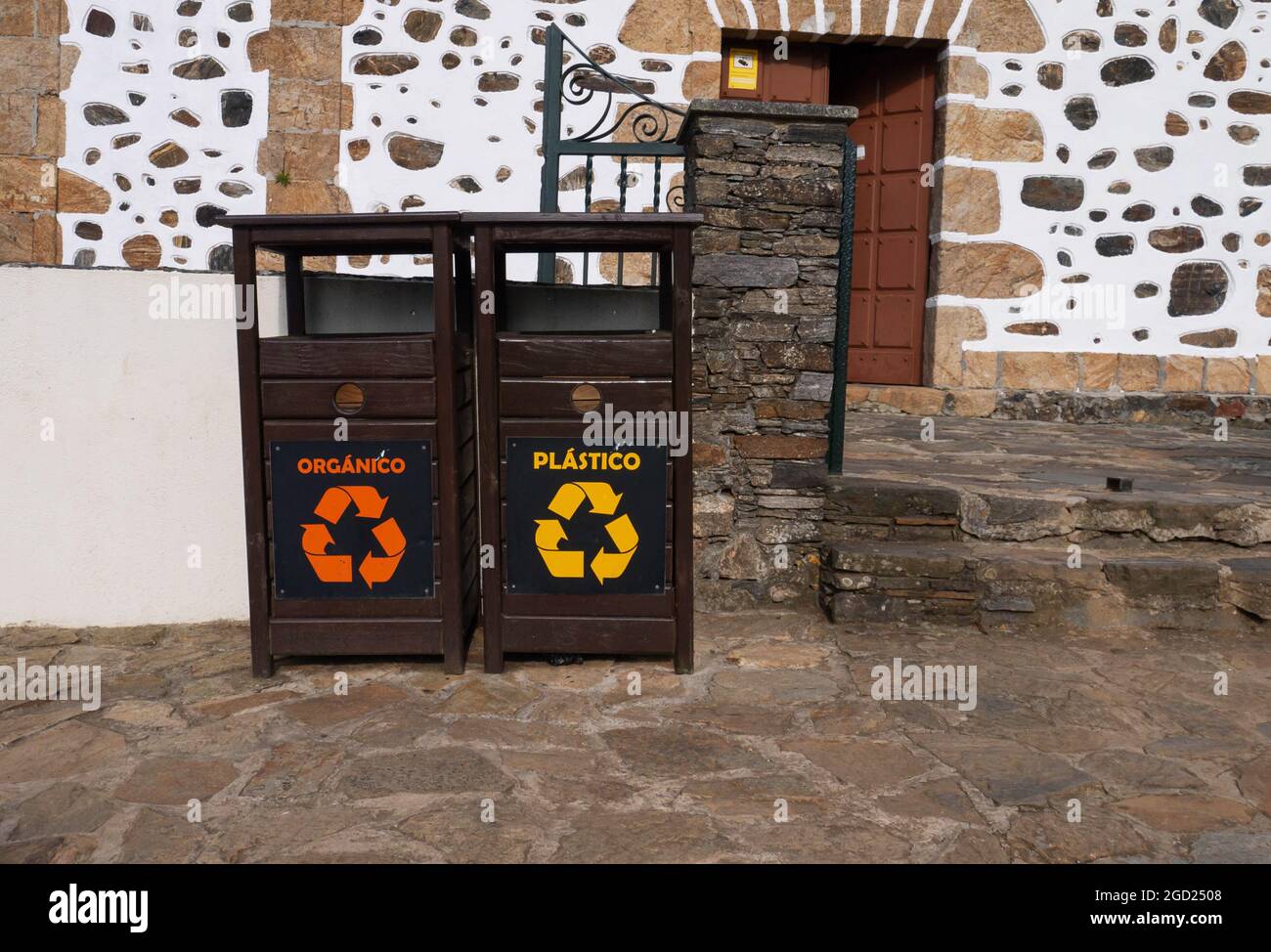 SAN ANDRES DE TEIXIDO, SPANIEN - 13. September 2020: Separate Mülltonnen aus Plastik und biologischem Anbau in der Nähe des Heiligtums, San Andres De Teixido, Spanien Stockfoto
