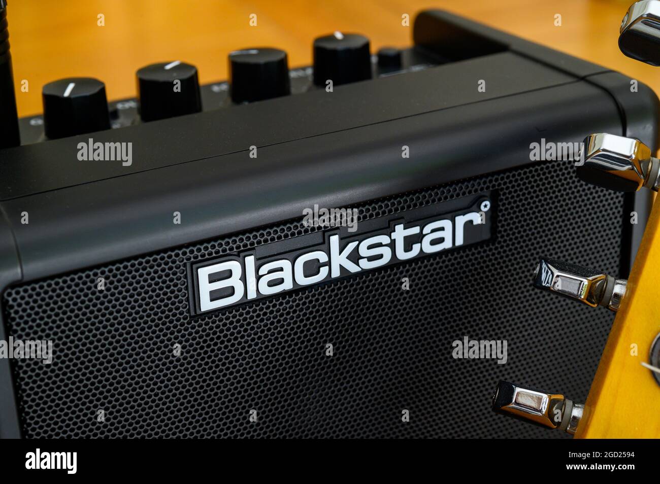 Nahaufnahme von Blackstar Fly 3 Watt Mini Amp, einem tragbaren Verstärker für E-Gitarre. Stockfoto