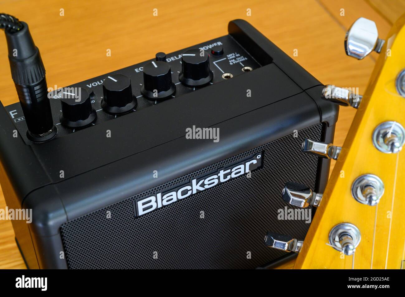 Nahaufnahme von Blackstar Fly 3 Watt Mini Amp, einem tragbaren Verstärker  für E-Gitarre Stockfotografie - Alamy