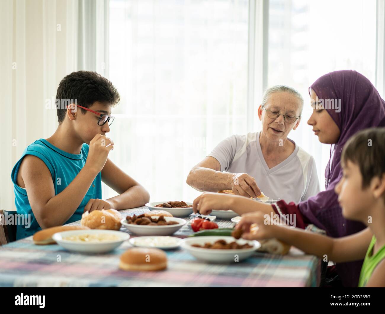 Glückliche Familie genießt es, im Speisesaal zu essen Stockfoto