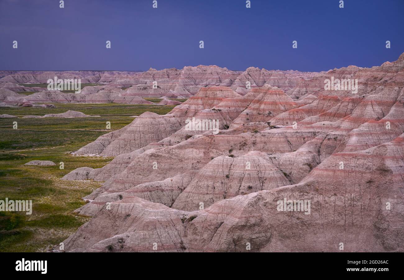 Die Badlands Wall und das Conata Basin unterhalb des Norbeck Passes im Badlands National Park, South Dakota. Stockfoto