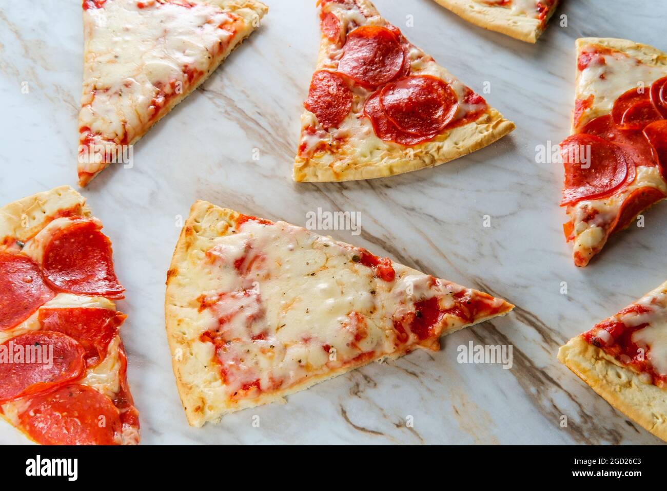 Pizzascheiben im New Yorker Stil auf einem Küchentisch aus Marmor Stockfoto