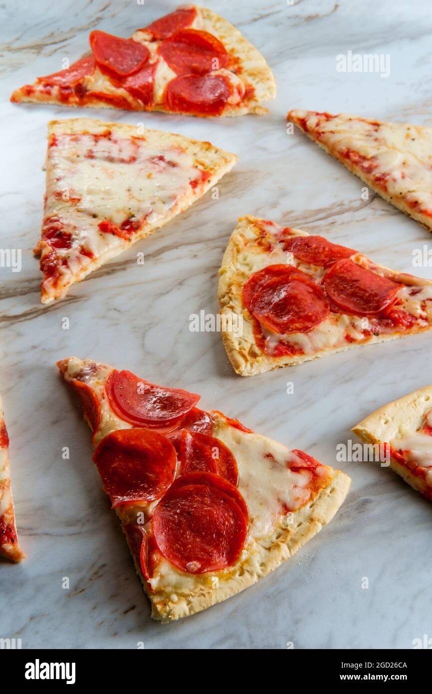 Pizzascheiben im New Yorker Stil auf einem Küchentisch aus Marmor Stockfoto