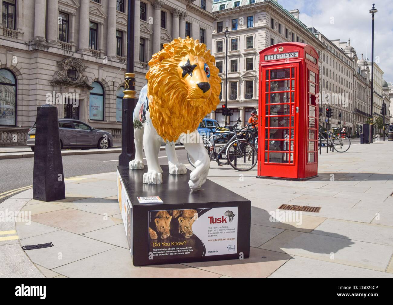 London, Großbritannien. August 2021. Löwenskulptur von Ray Richardson am Waterloo Place, Teil des Lion Trail der Naturschutzorganisation Tusk. In ganz London wurden lebensgroße Löwen-Skulpturen ausgestellt, die von berühmten Künstlern, Musikern und Komödianten entworfen wurden, um das Bewusstsein für die Bedrohungen von Löwen zu schärfen und Mittel für den Schutz und die Lebensgrundlagen zu sammeln, die von COVID-19 in Afrika betroffen sind. Stockfoto