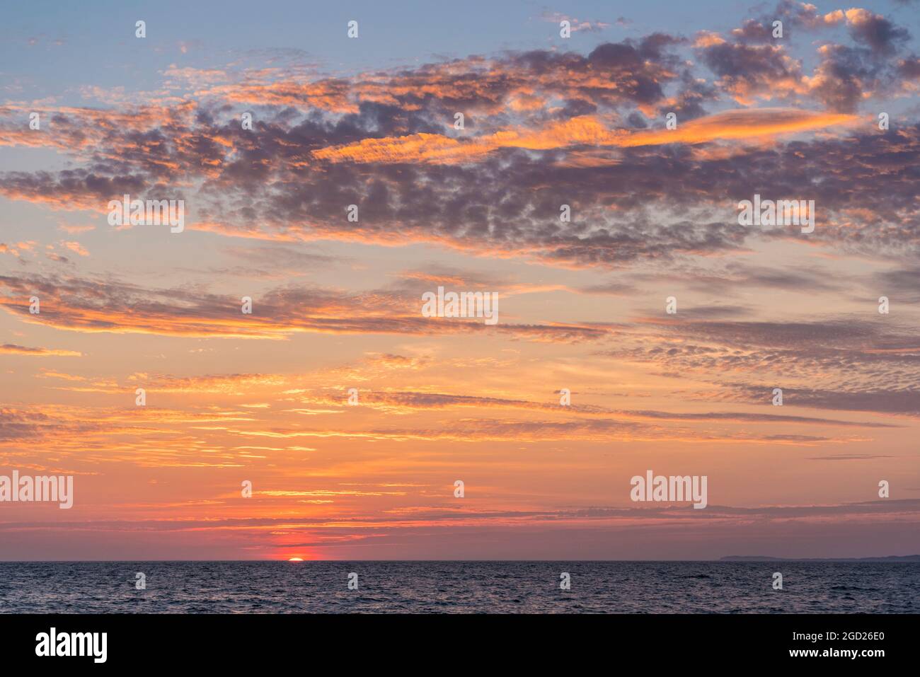 Sonnenuntergang über der Bucht von Banderas vom Malecon in Puerto Vallarta, Jalisco, Mexiko. Stockfoto