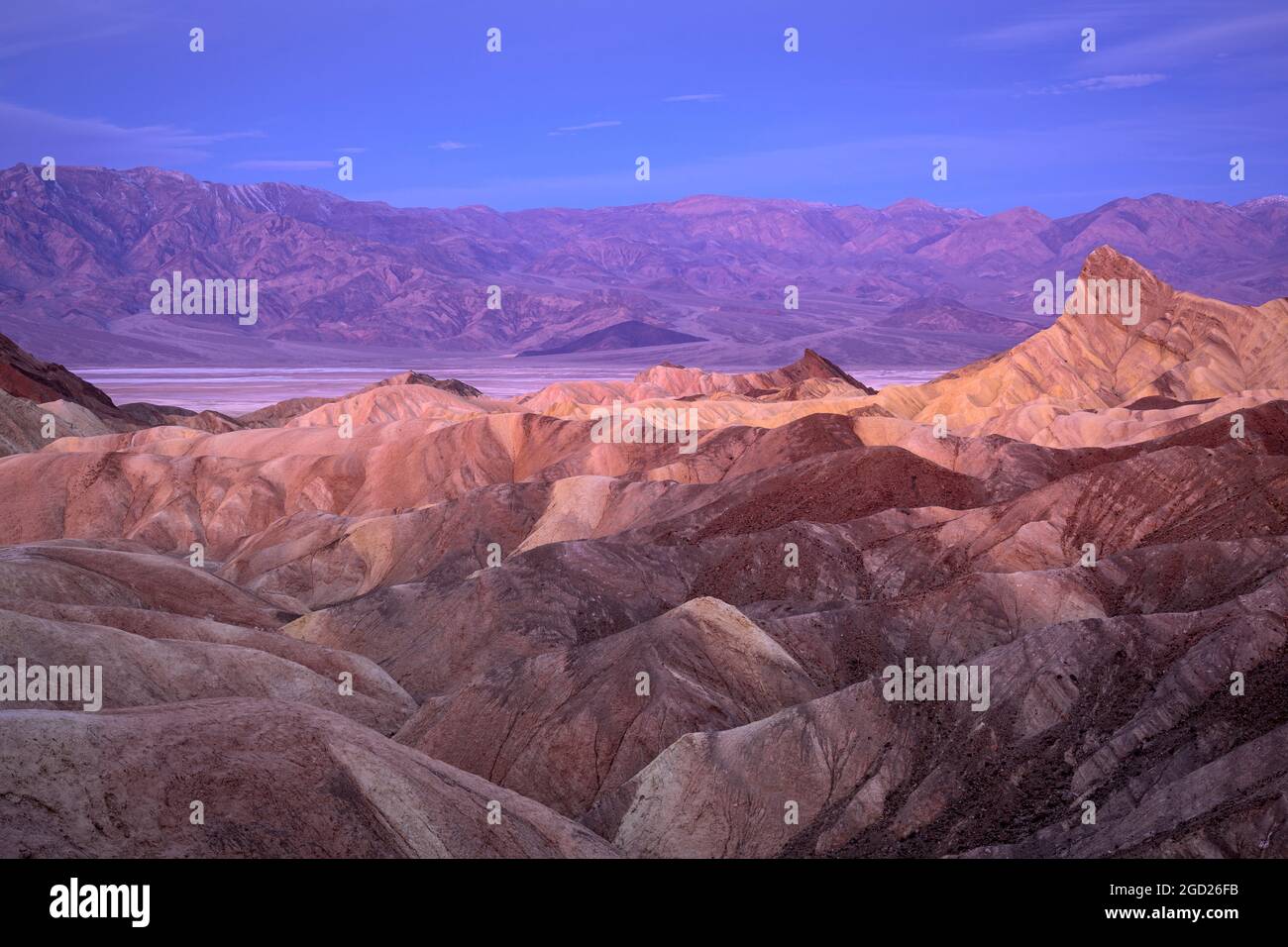Zabriskie Point Badlands, Badwater Basin und die Panamint Mountains; Death Valley National Park, Kalifornien. Stockfoto