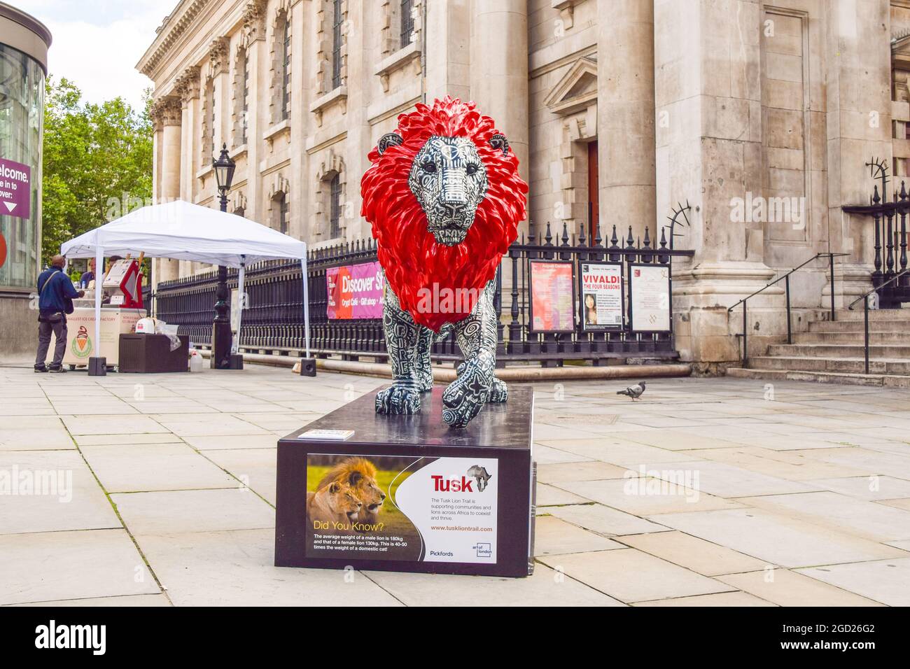 London, Großbritannien. August 2021. Löwenskulptur von Nick Gentry auf dem Trafalgar Square, Teil des Lion Trail der Naturschutzorganisation Tusk. In ganz London wurden lebensgroße Löwen-Skulpturen ausgestellt, die von berühmten Künstlern, Musikern und Komödianten entworfen wurden, um das Bewusstsein für die Bedrohungen von Löwen zu schärfen und Mittel für den Schutz und die Lebensgrundlagen zu sammeln, die von COVID-19 in Afrika betroffen sind. Stockfoto