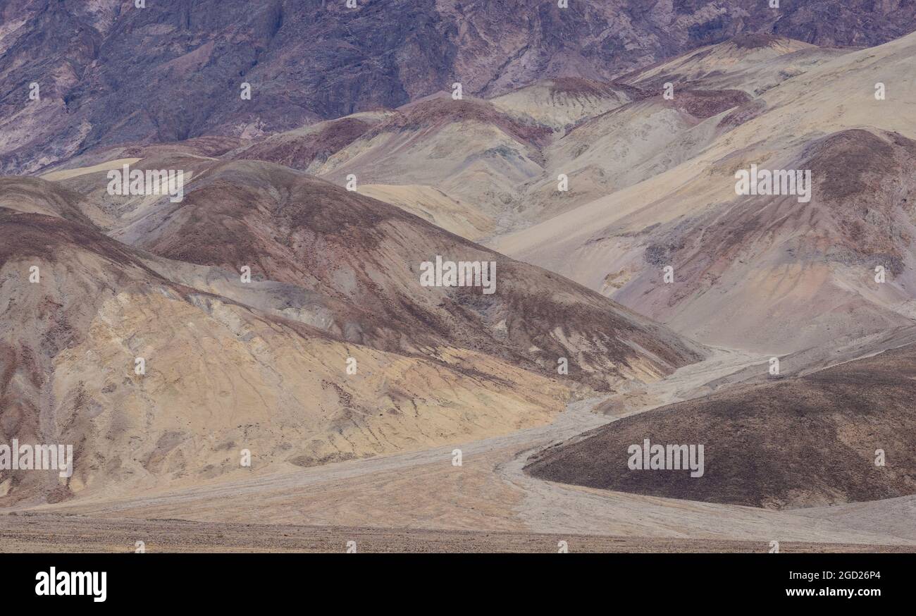 Schlammsteinhügel und Schwemmwasser am Fuße der Black Mountains; Death Valley National Park, Kalifornien. Stockfoto