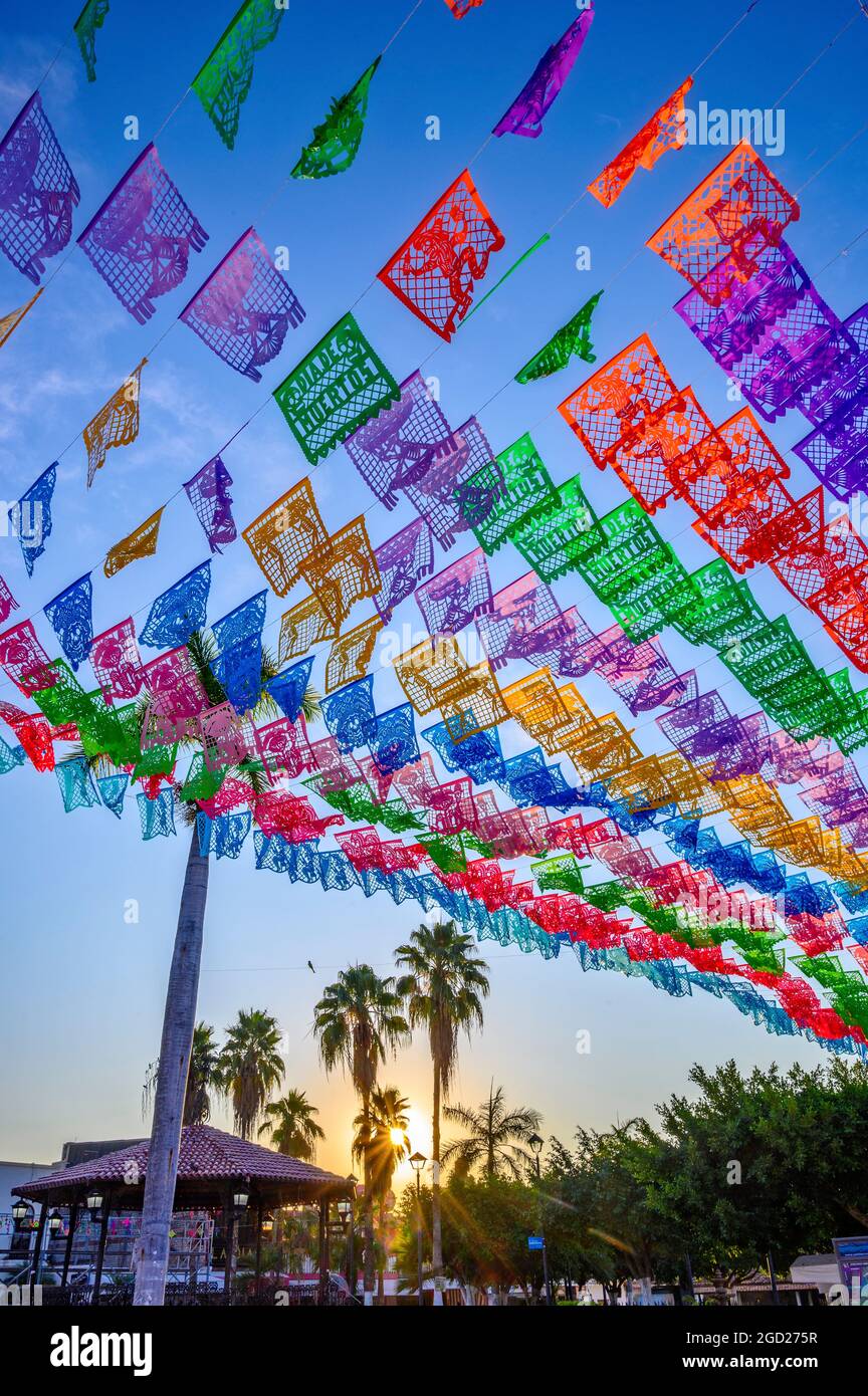 Papel Picado Flaggen auf der plaza in San Blas, Riviera Nayarit, Mexiko. Stockfoto