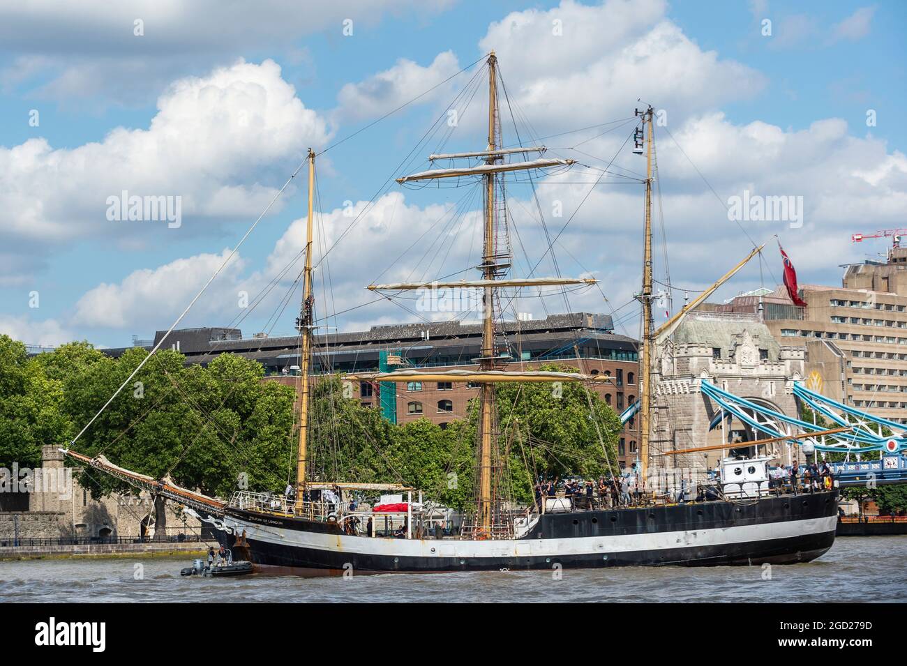 London, Großbritannien. 10. August 2021. Das Hochschiff „Pelican of London“ in der Nähe des Tower of London. Einzigartig unter den Square Riggers, wurde ihre Rumpfform von den französischen Elite-Clippern des späten 19. Jahrhunderts abgeleitet, mit einem Längen-zu-Breiten-Verhältnis von 5:1. Sie wird bis zum 14. August neben der HMS Belfast vertäut. TS Pelican ist hauptsächlich als Segelschulschiff konzipiert, tritt aber auch weltweit bei Veranstaltungen an. Kredit: Stephen Chung / Alamy Live Nachrichten Stockfoto