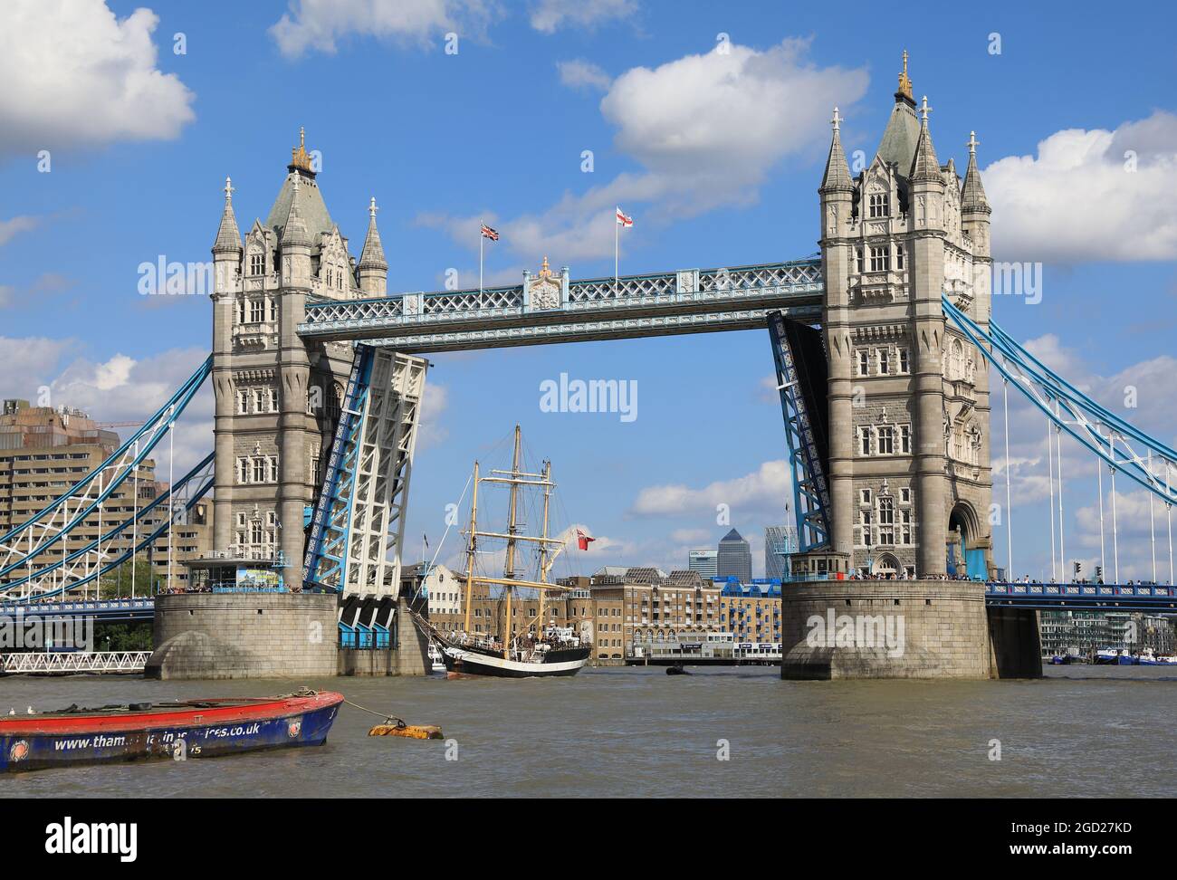 London, Großbritannien, 10. August 2021. Nachdem die Tower Bridge am Vortag 12 Stunden lang mit einem Fehler in der offenen Tür festgefahren war, öffnete und schloss sie sicher, als der Pelican von London, ein hohes, Square Rigger Schiff, durch das segelte. Das Schiff war in London, um im Rahmen eines Charity-Projekts ihre nächste Crew junger Auszubildender zu sammeln. Monica Wells/Alamy Live News Stockfoto