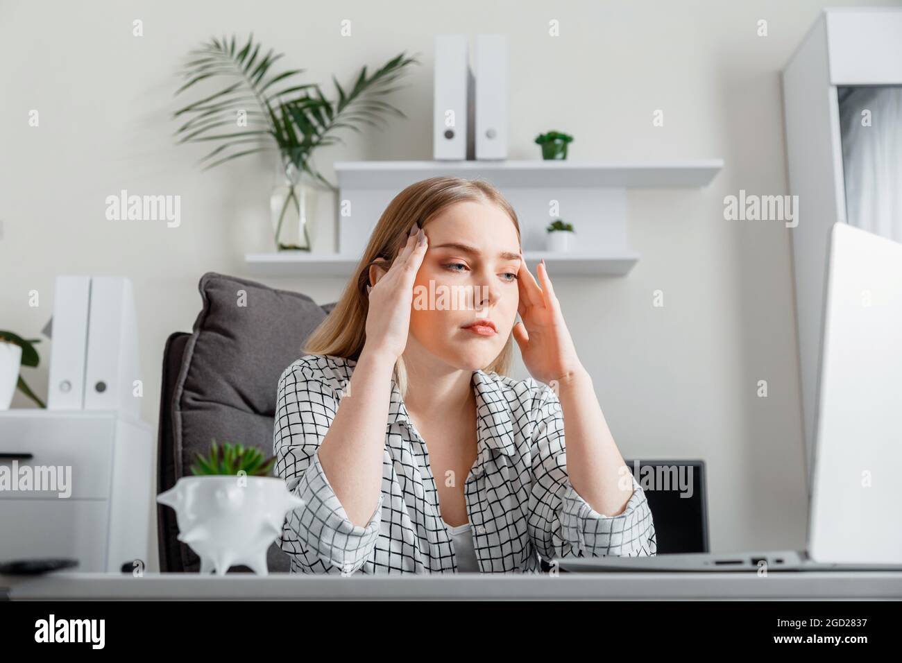 Verärgert junge Frau in Stress tun Büroarbeit über Laptop. Depression müde junge Frau haben Kopfschmerzen aufgrund geschäftlicher Probleme oder Stichtag im Home Office. Stockfoto